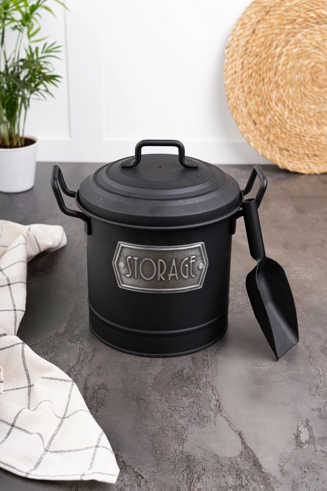 Pocinkano vedro s pokrovom in lopatico, črno Hermia MGL0035