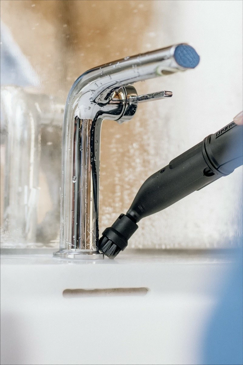 Parni čistilec z likalnikom Karcher SC 5 EasyFix Iron, 1,5 L, 2250 W, črn/bel