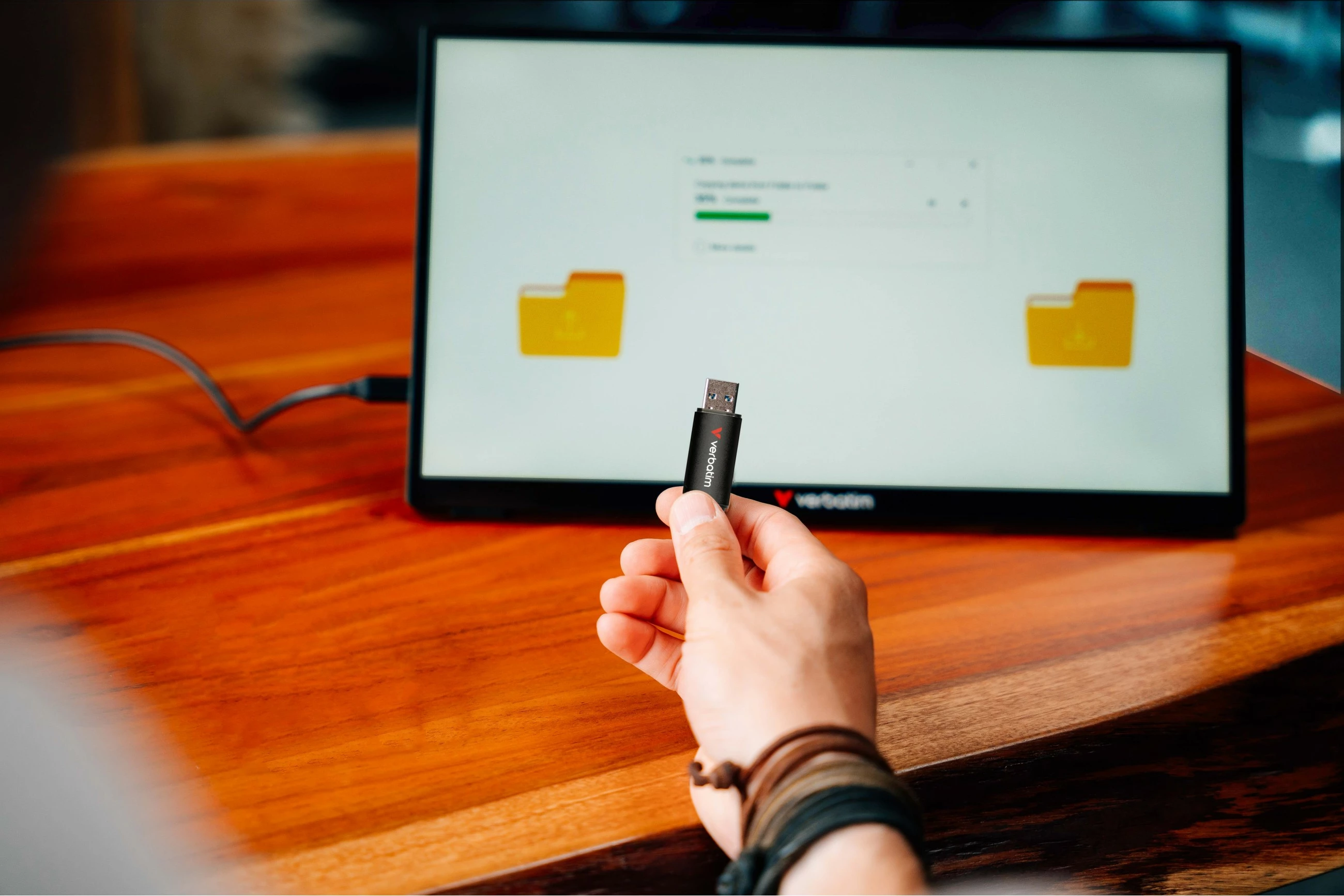 USB ključek 64 GB, USB 3.2, črn Verbatim V200 Metal