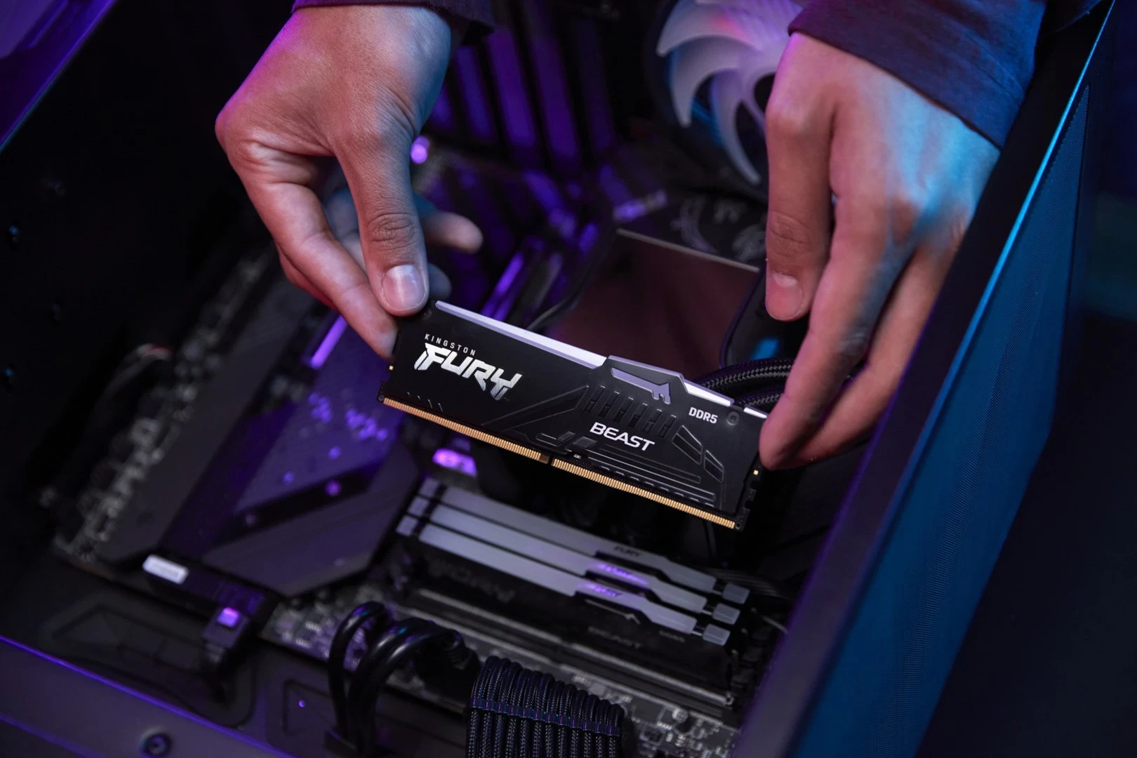 RAM pomnilnik Kingston FURY 32GB 5200MT/s DDR5 CL40 DIMM (komplet 2) Beast RGB