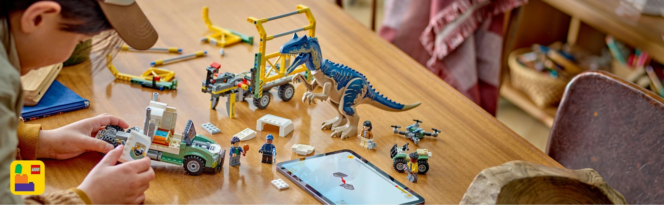 Set za gradnjo Allosaurus Transporter LEGO Jurassic World 76966, 588 kosov, večbarven