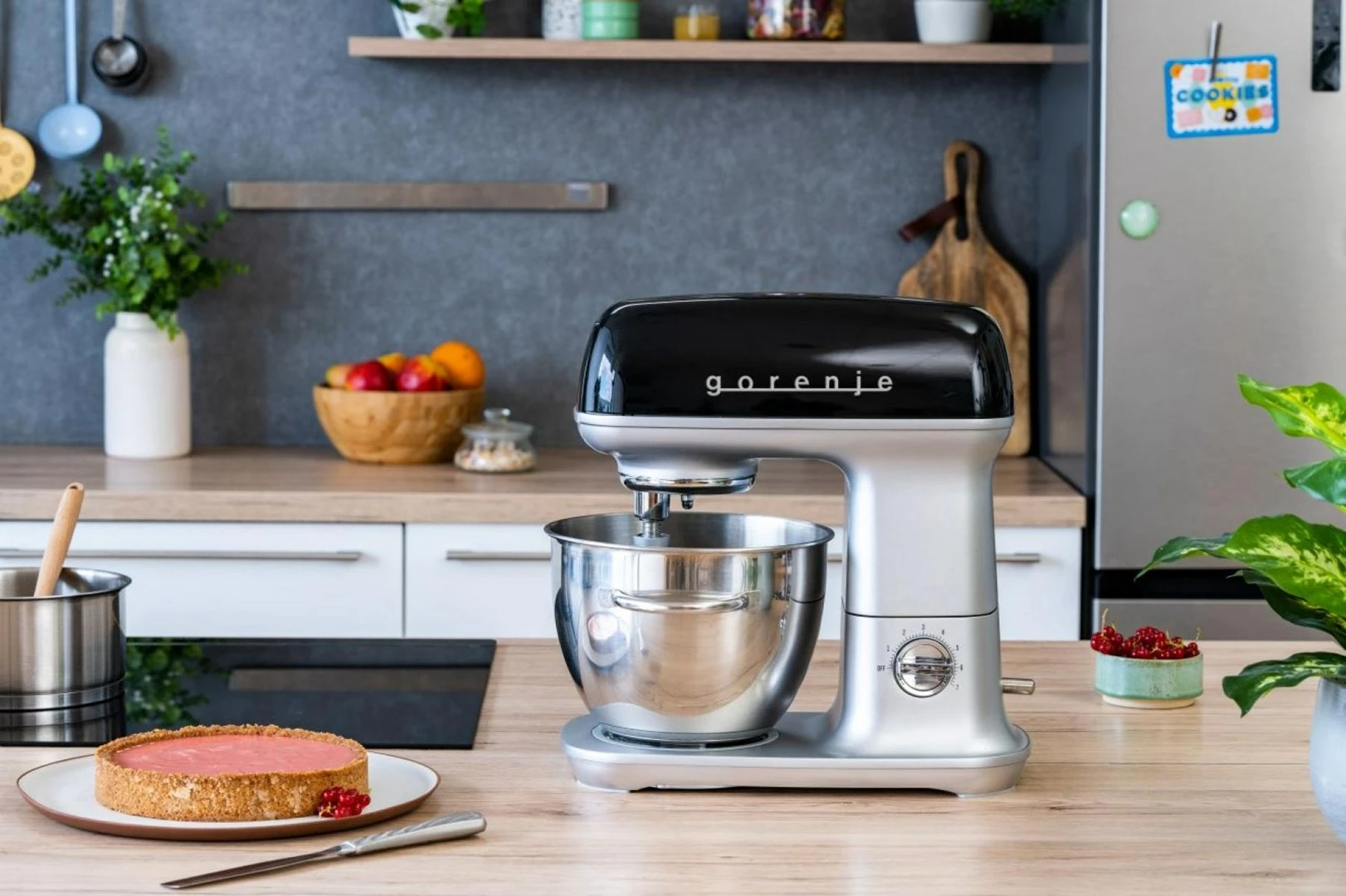 Kuhinjski robot 4,5 L, 1000 W, črn, kovinski Gorenje MMC1000RLBK