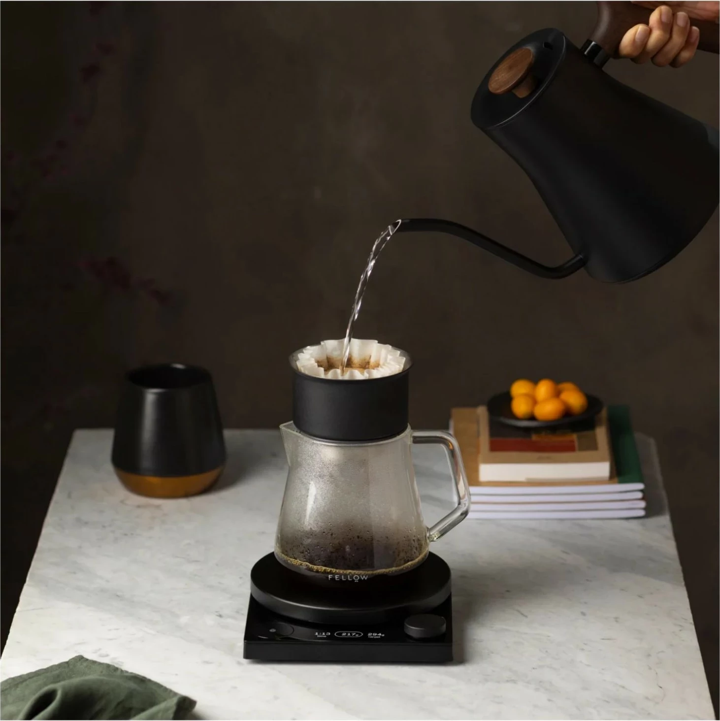 Električen čajnik z zasukom temperature, Fellow Stagg EKG PRO, 0,9 L, LCD zaslon, lesen ročaj, črn