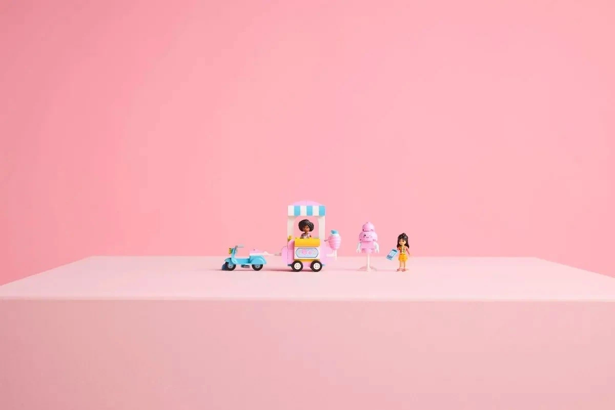 Stojalo s sladkorno peno in skuter, LEGO Friends 42643, rožnato