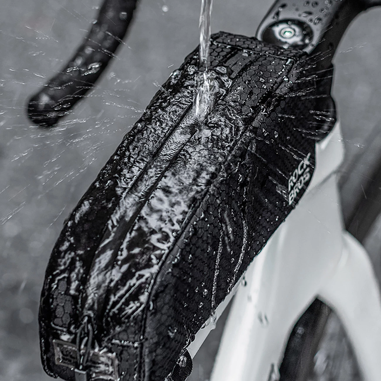 Kompaktna aerodinamična torbica za okvir Rockbros 3012011701, 0,9 L, najlon, črna