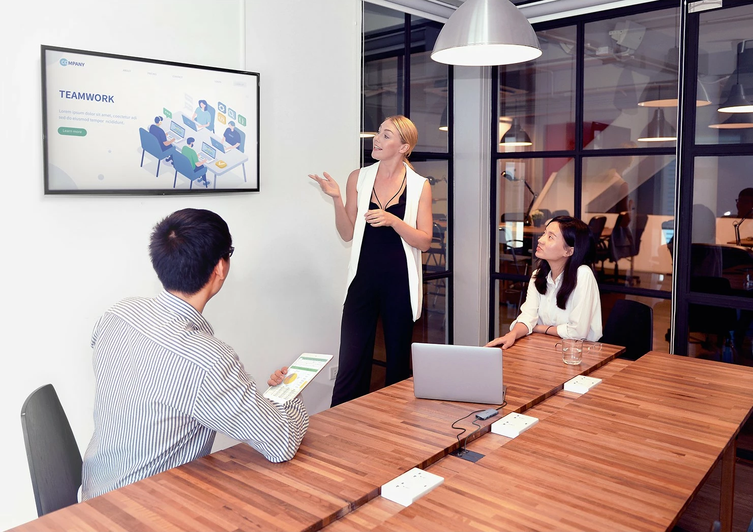 USB-C razširitveni hub, 6-v-1 D-Link DUB-2327, HDMI, SD/microSD, 60W, siv