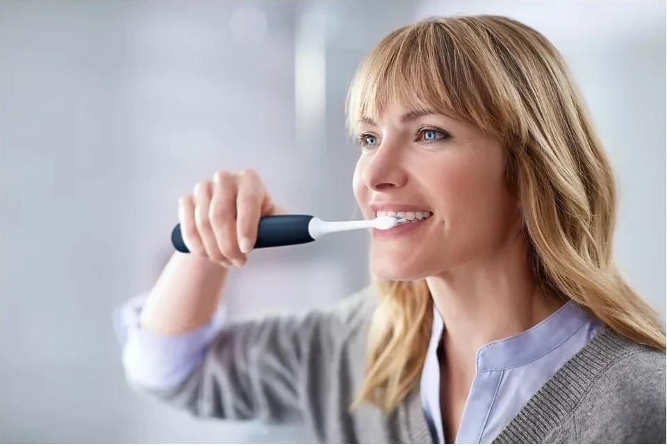 Električna zobna ščetka Philips Sonicare ProtectiveClean HX6851/34, bela in modra