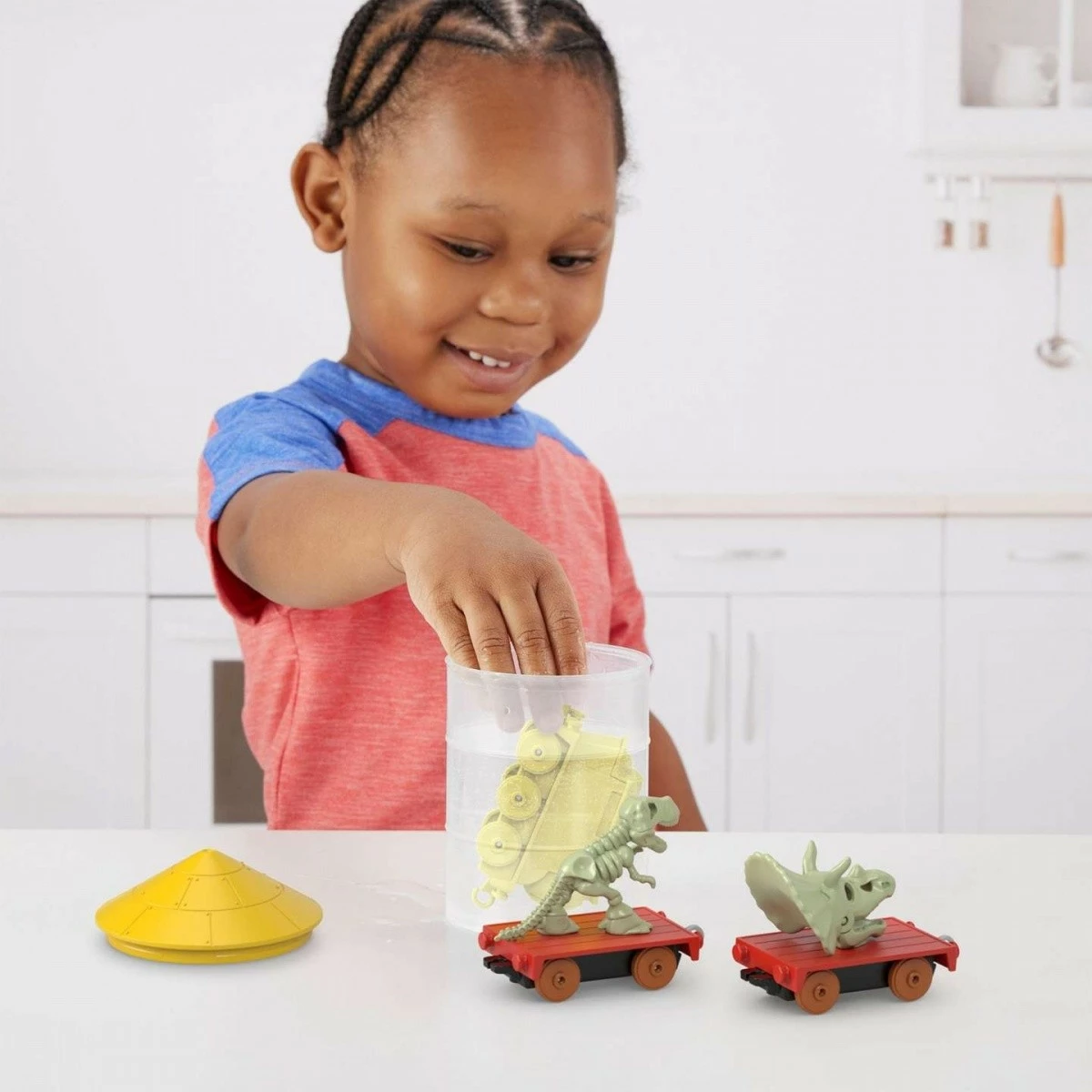 Igralni set vlaka z 2 vagoni, večbarven — Fisher-Price Thomas & Friends Color Reveal HPH37