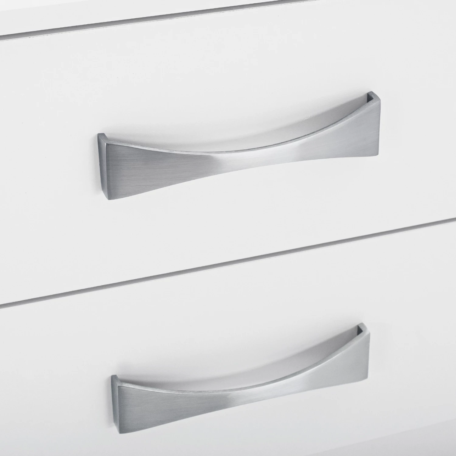 Nočna omarica z 2 predaloma in srebrnim ročajem FH2235.05 belo 48x40,5x41,5Ycm