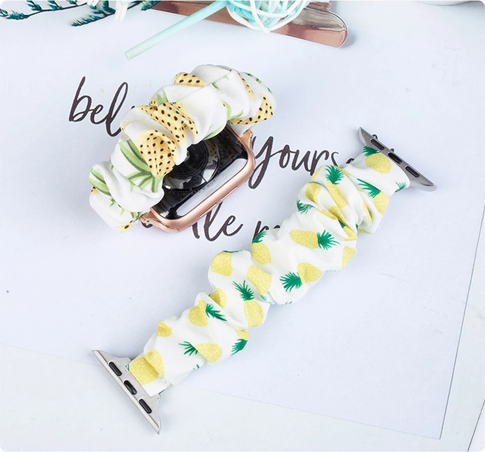 Elastičen tekstilni pašček z motivom kivija, bel — Hurtel za Apple Watch (42/44/45 mm)