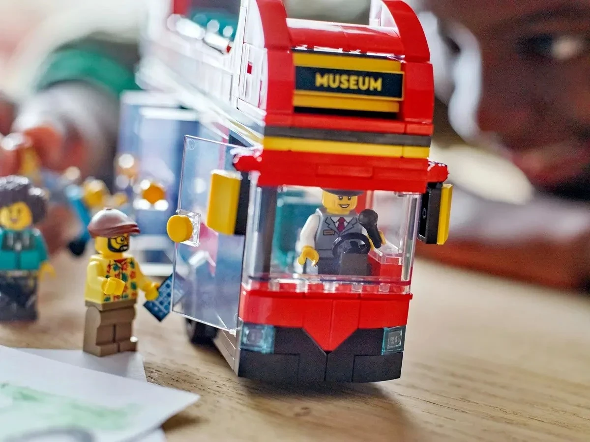 Dvokatni rdeči turistični avtobus LEGO City 60407