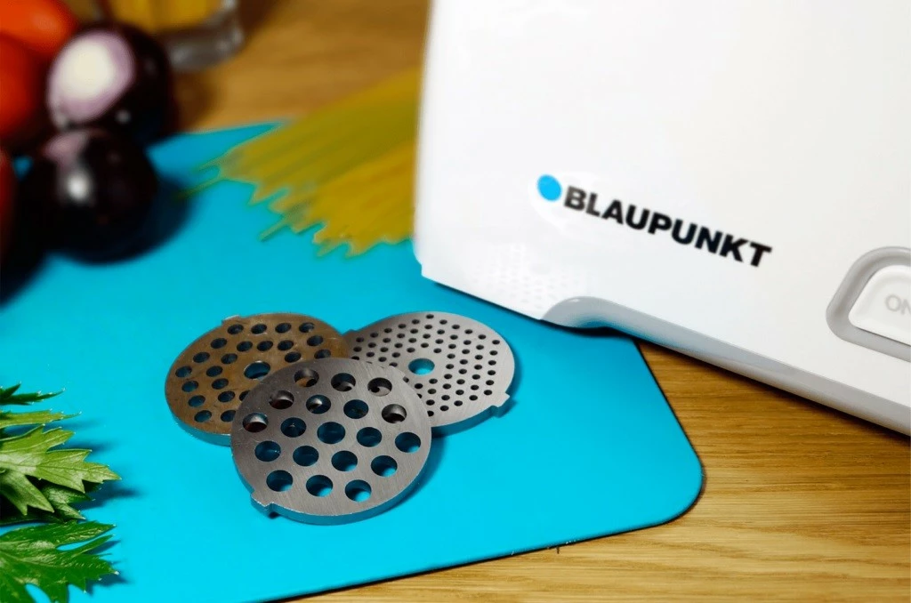 Električni mlinček za meso Blaupunkt FMM401, 1500 W, bel, s 3 rešetkami