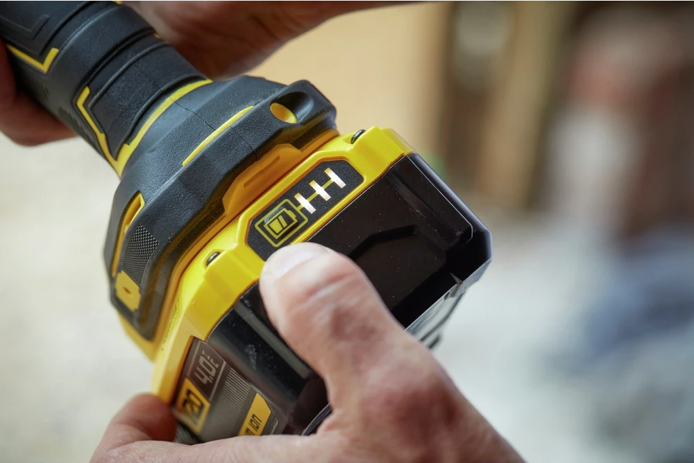 Kotni brusilnik Stanley SFMCG400B-XJ, 18 V, z baterijo