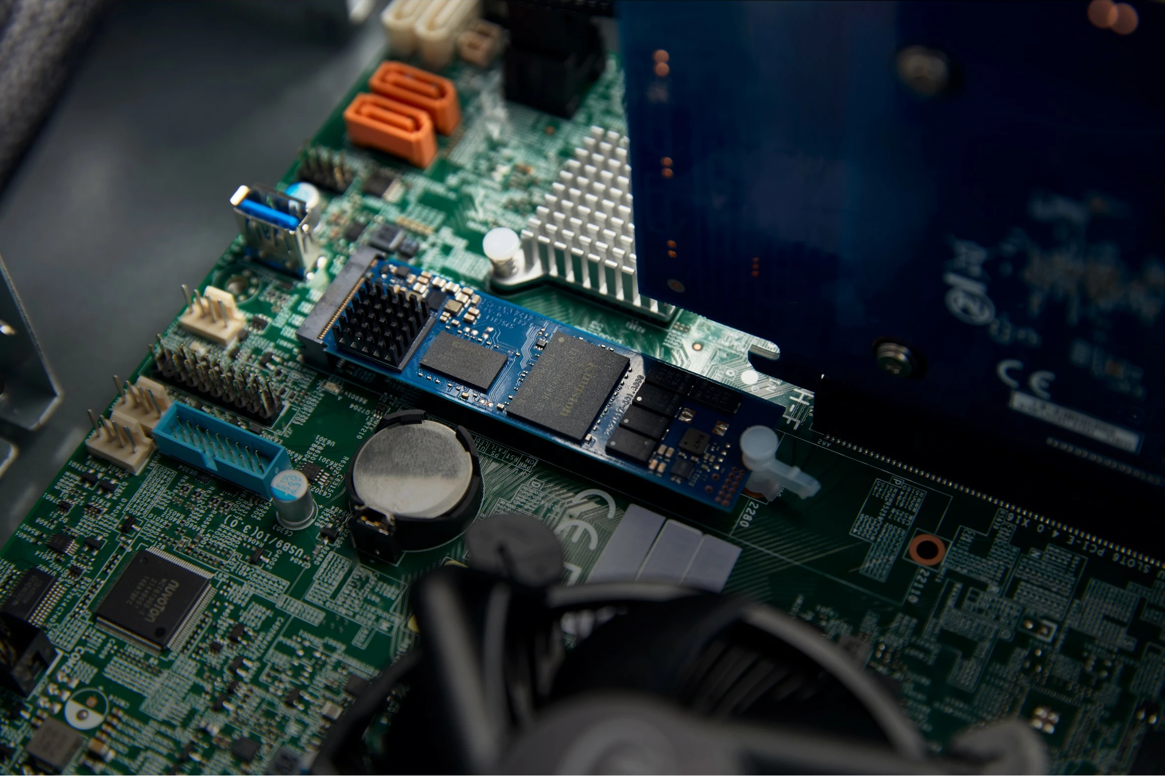 SSD PCIe 4.0 M.2 960 GB, Kingston DC2000B, črn