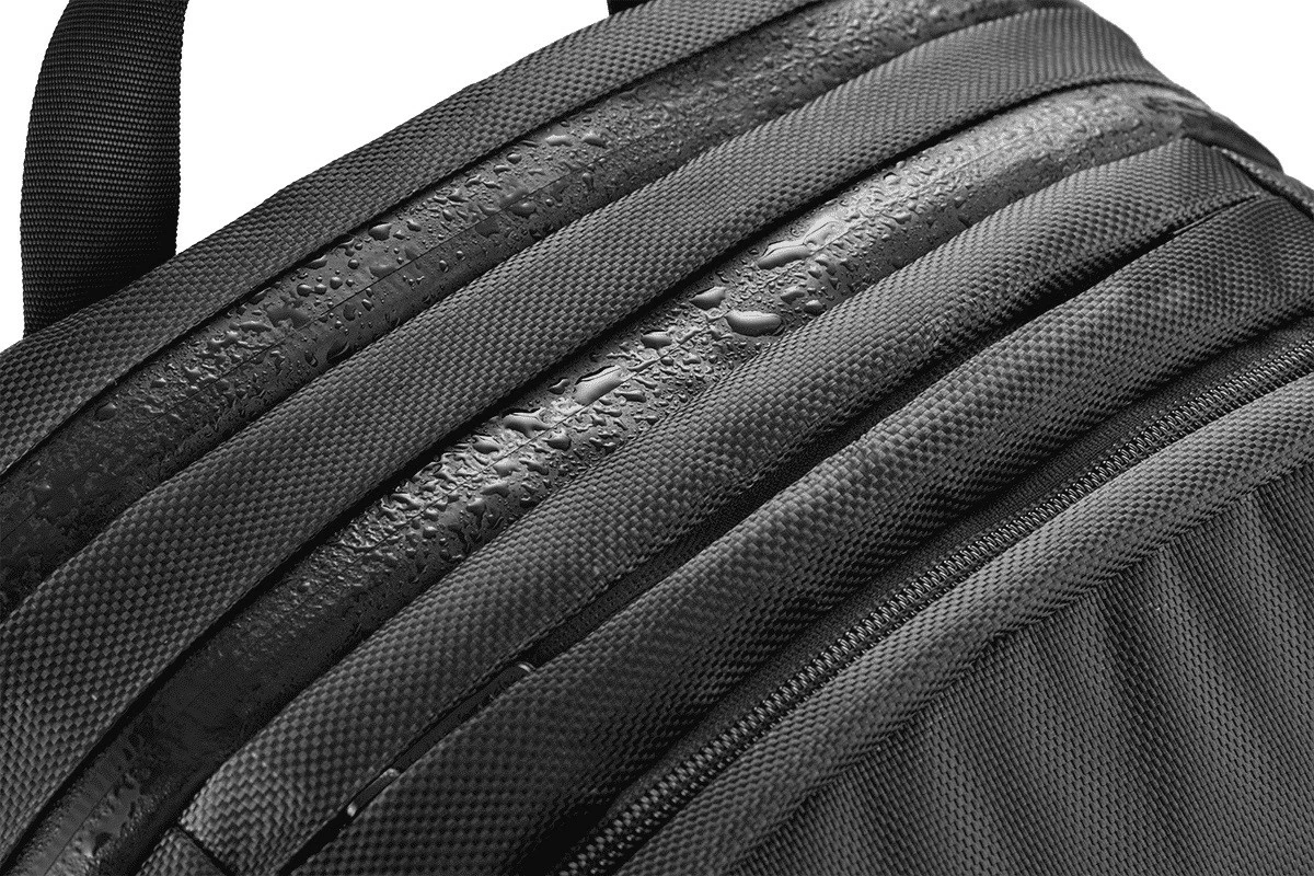 Nahrbtnik XD DESIGN BOBBY EXPLORE, 17\", črn