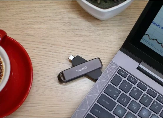 USB ključek Sandisk Extreme Pro 1TB, swivel, USB 3.2, črn