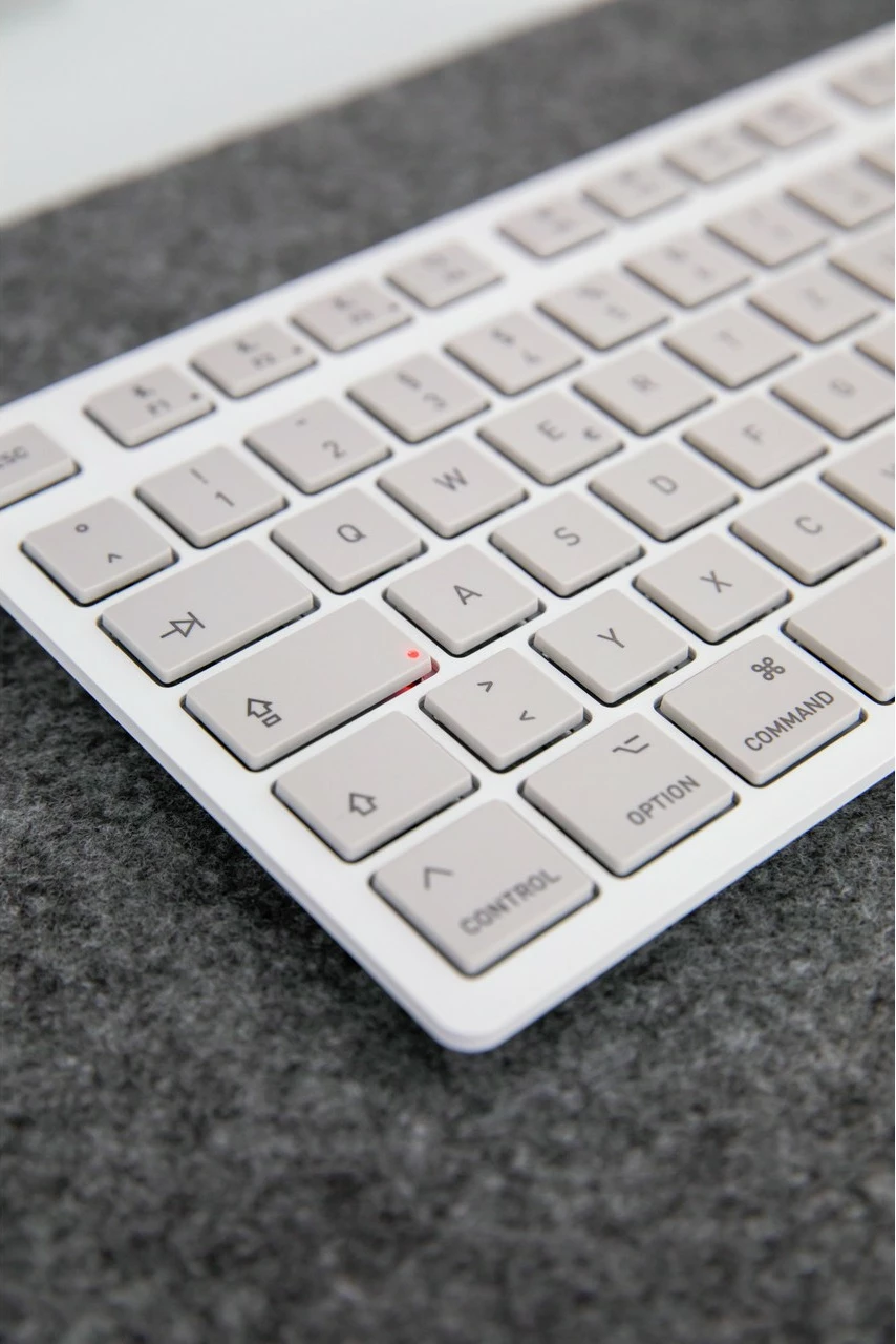 Kompaktna brezžična tipkovnica, Cherry KW 7100 MINI BT, 75%, Bluetooth, QWERTZ, bela