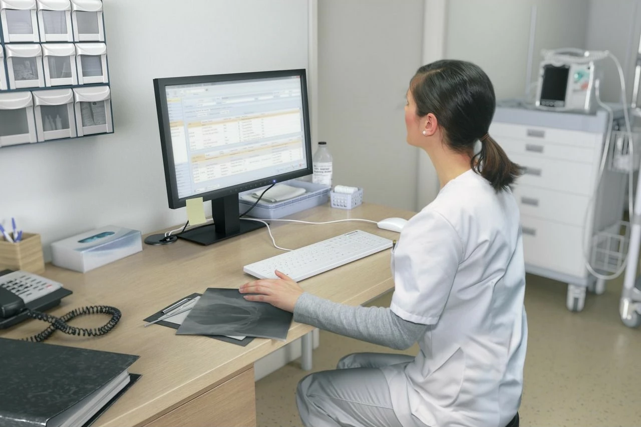 Ergonomska medicinska tipkovnica Cherry AK-C8112, polna velikost, žična, USB, škarjaste tipke, QWERTZ, bela