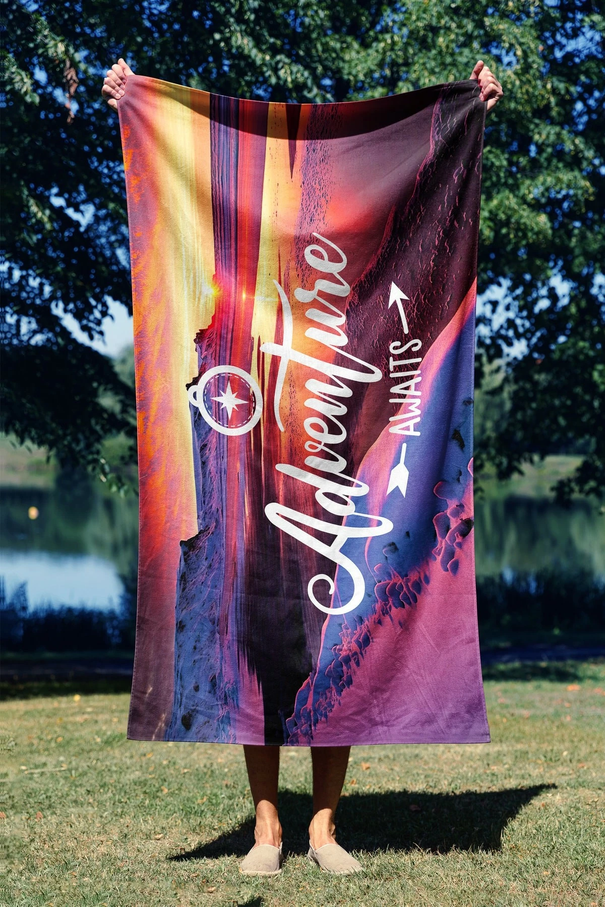 Brisača za plažo Adventures Awaits Mijölnir, 70 x 130 cm, večbarvna