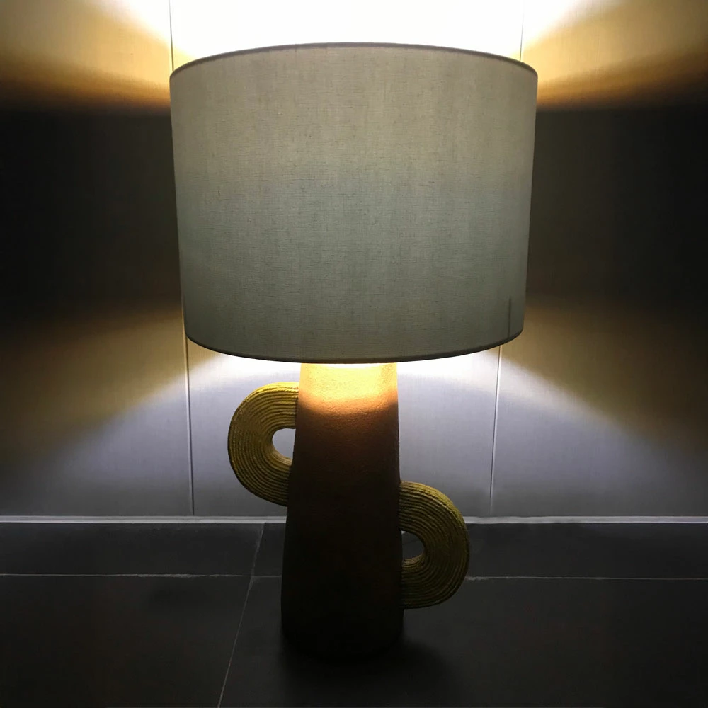 Namizna svetilka HATCUS, poliresin bež, tkanina bela, 30.7x30.7x52.5cm