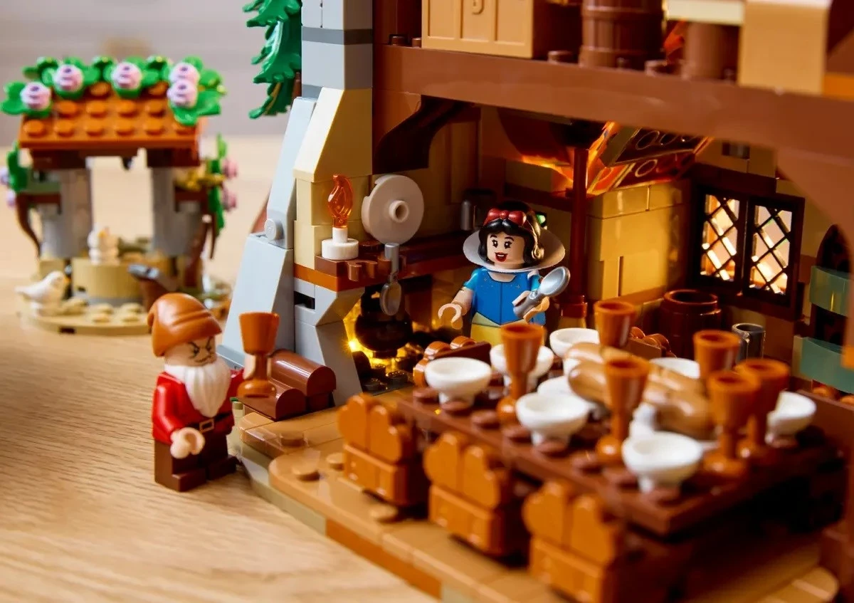 Hiša Sneguljčice in sedmih palčkov, LEGO Disney 43242