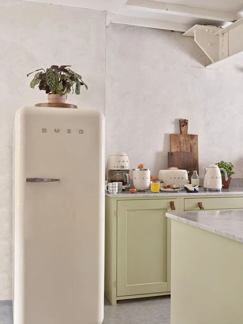 Retro čajnik 50's Style SMEG KLF03CREU, krem