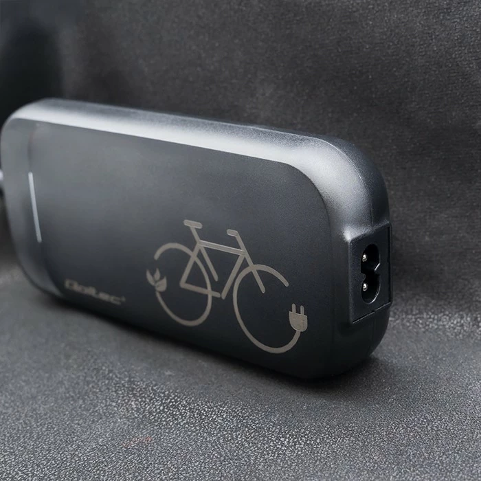 Prenosni polnilec za električno kolo, 42V 2A (84W) za 36V Li-ion, Bosch vtič — Qoltec 50762, IP54, z napajalnim kablom, črn