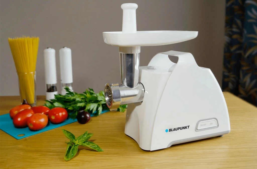 Električni mlinček za meso Blaupunkt FMM401, 1500 W, bel, s 3 rešetkami
