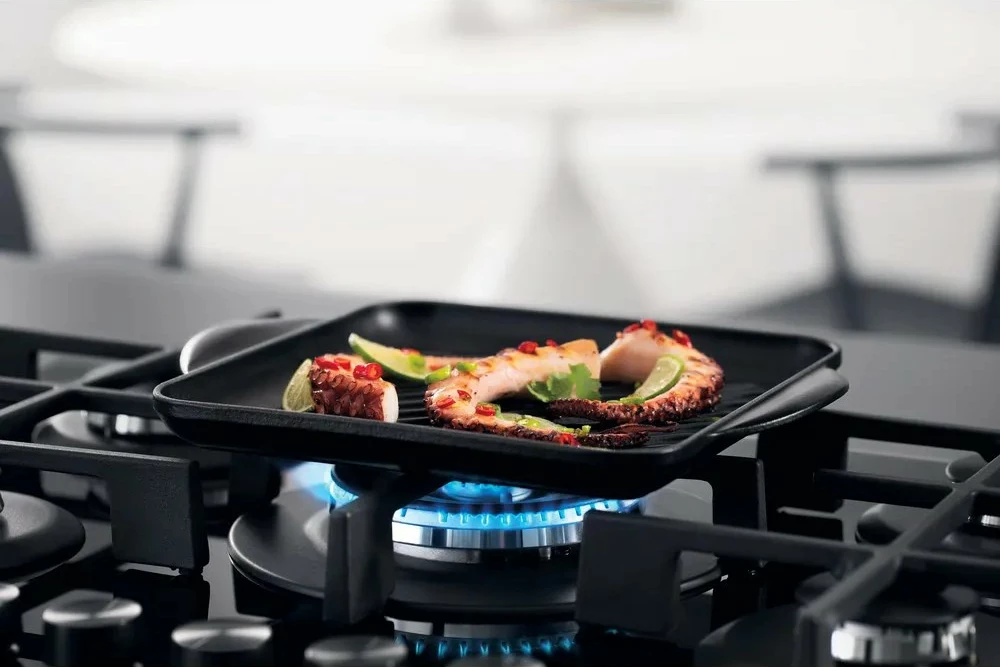 Plinski kuhalnik s steklom, Whirlpool AKWL728NB, 5 kuhališč, črn