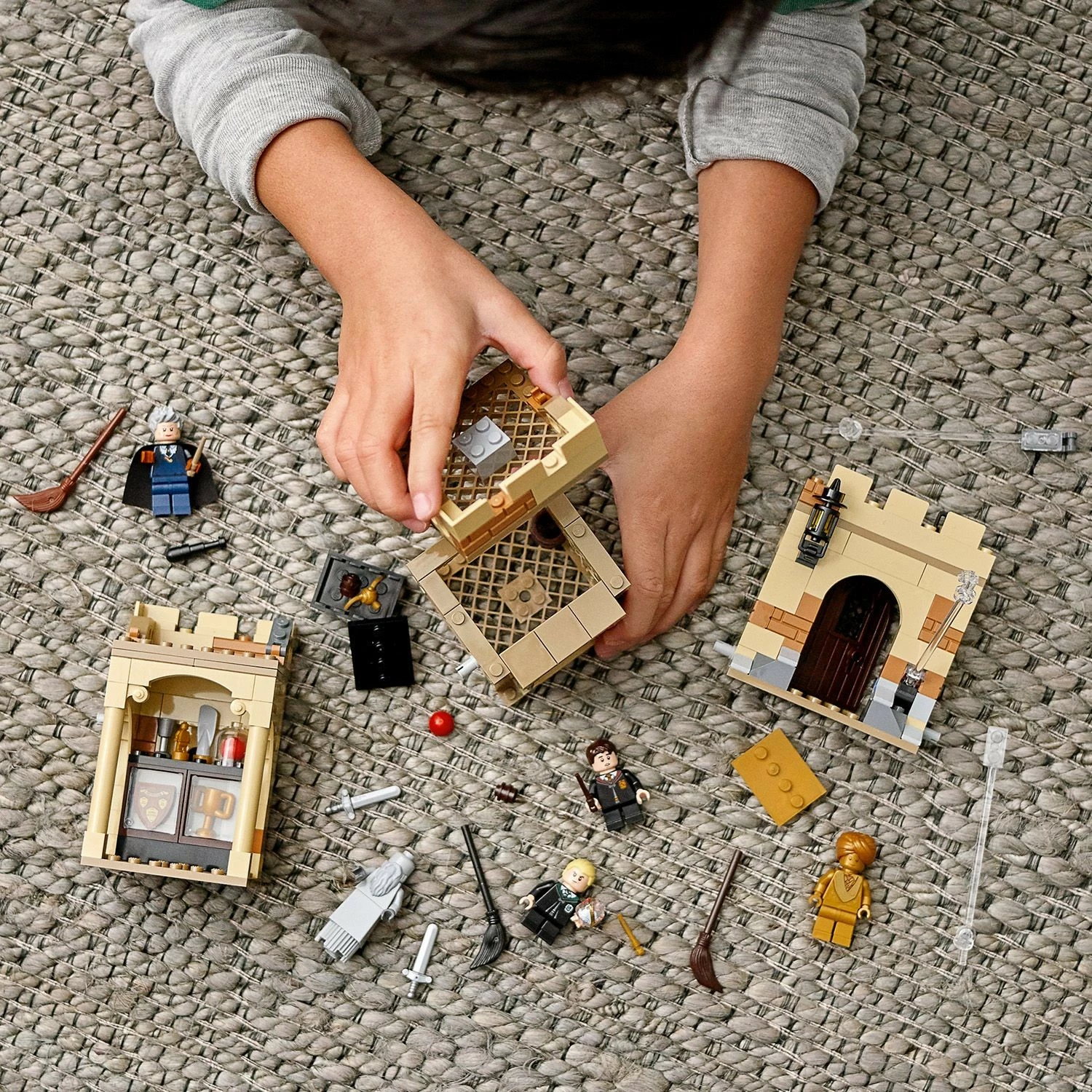 Set za sestavljanje - Prvi letalski pouk, LEGO Harry Potter Hogwarts™, 7+, 264 delov, večbarven
