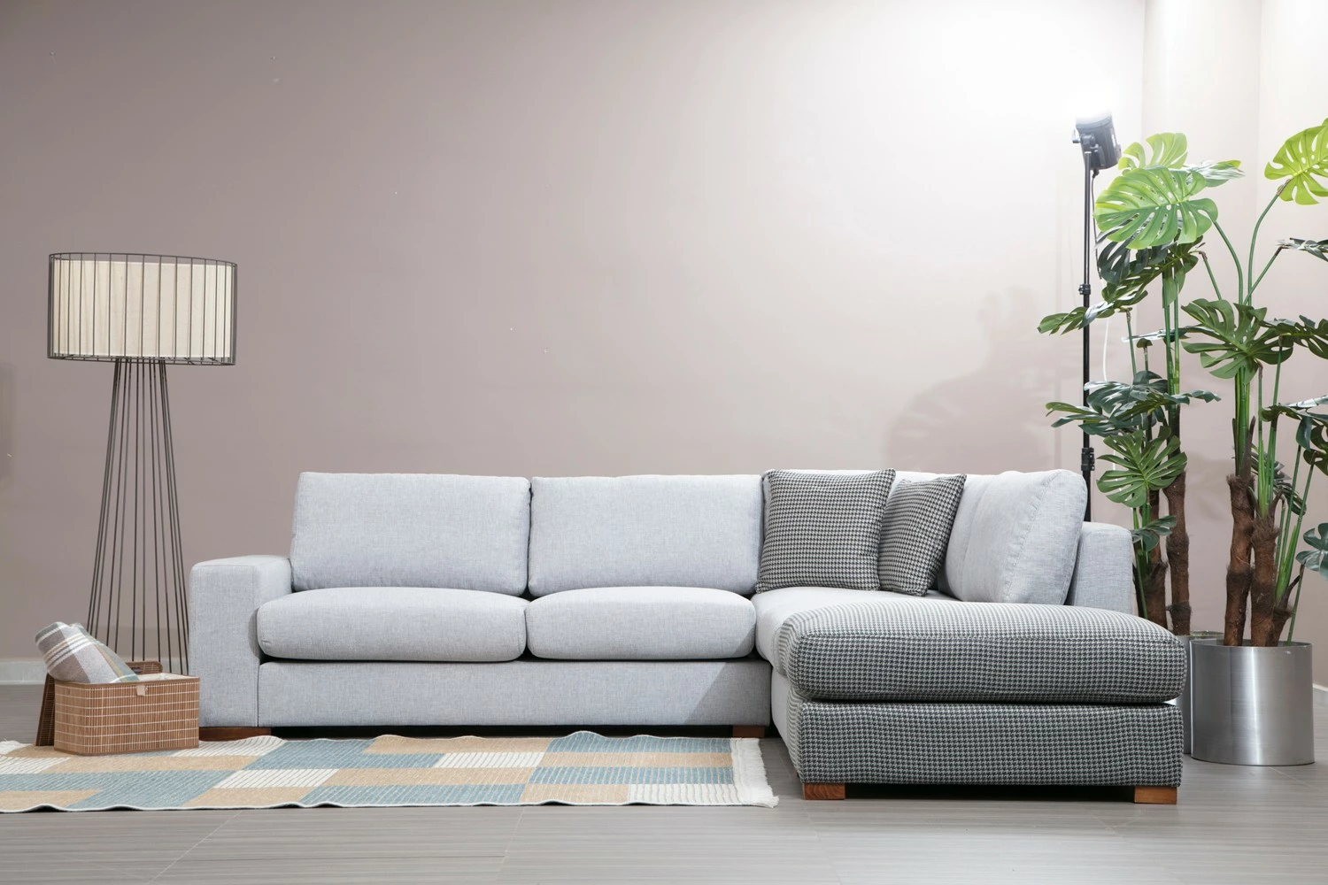 Kotna sedežna garnitura, Atelier del Sofa Loop 2, svetlo siva, z otomanom