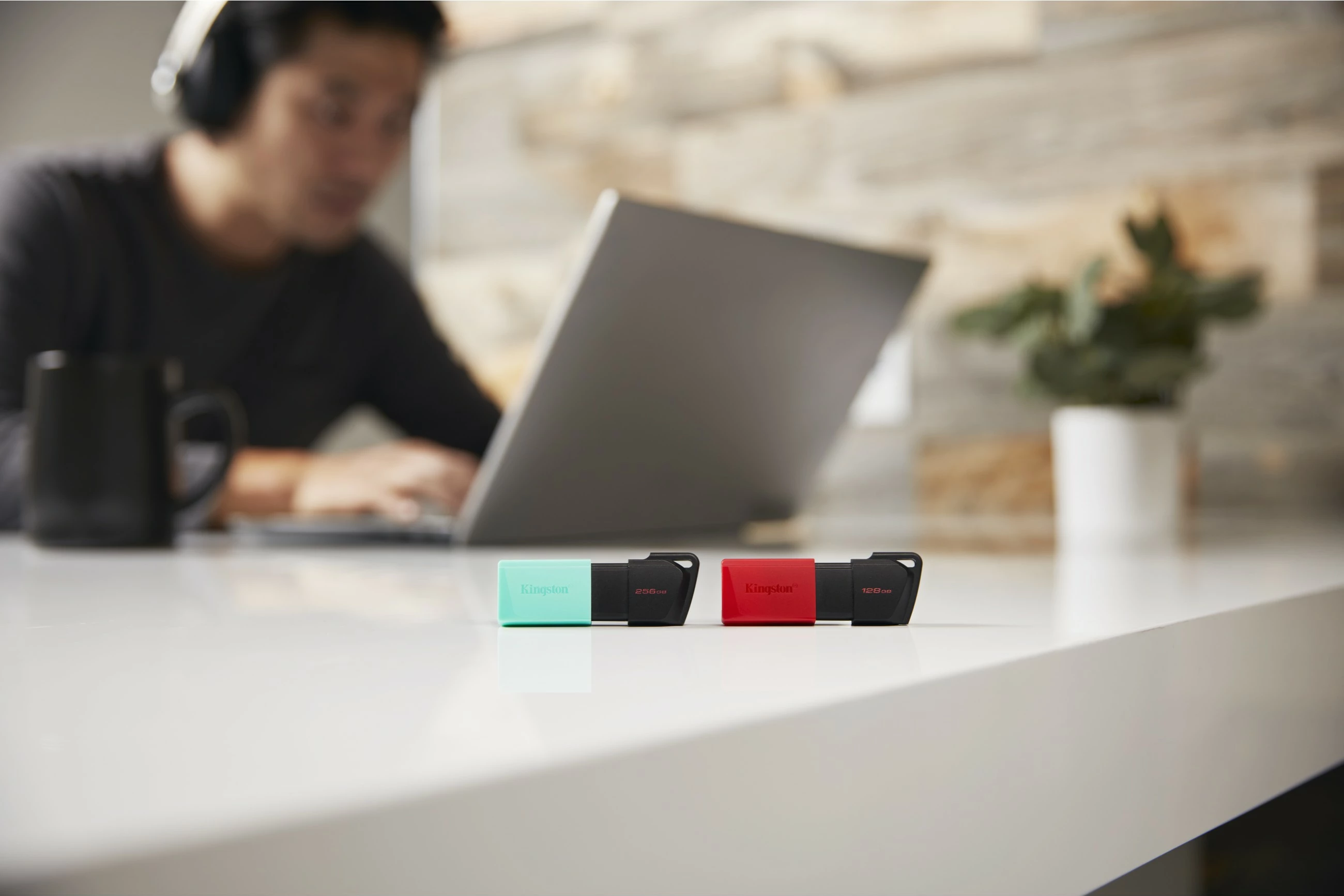 USB-pomnilnik 256GB, Kingston DataTraveler Exodia M, USB 3.2, črno/tirkizen