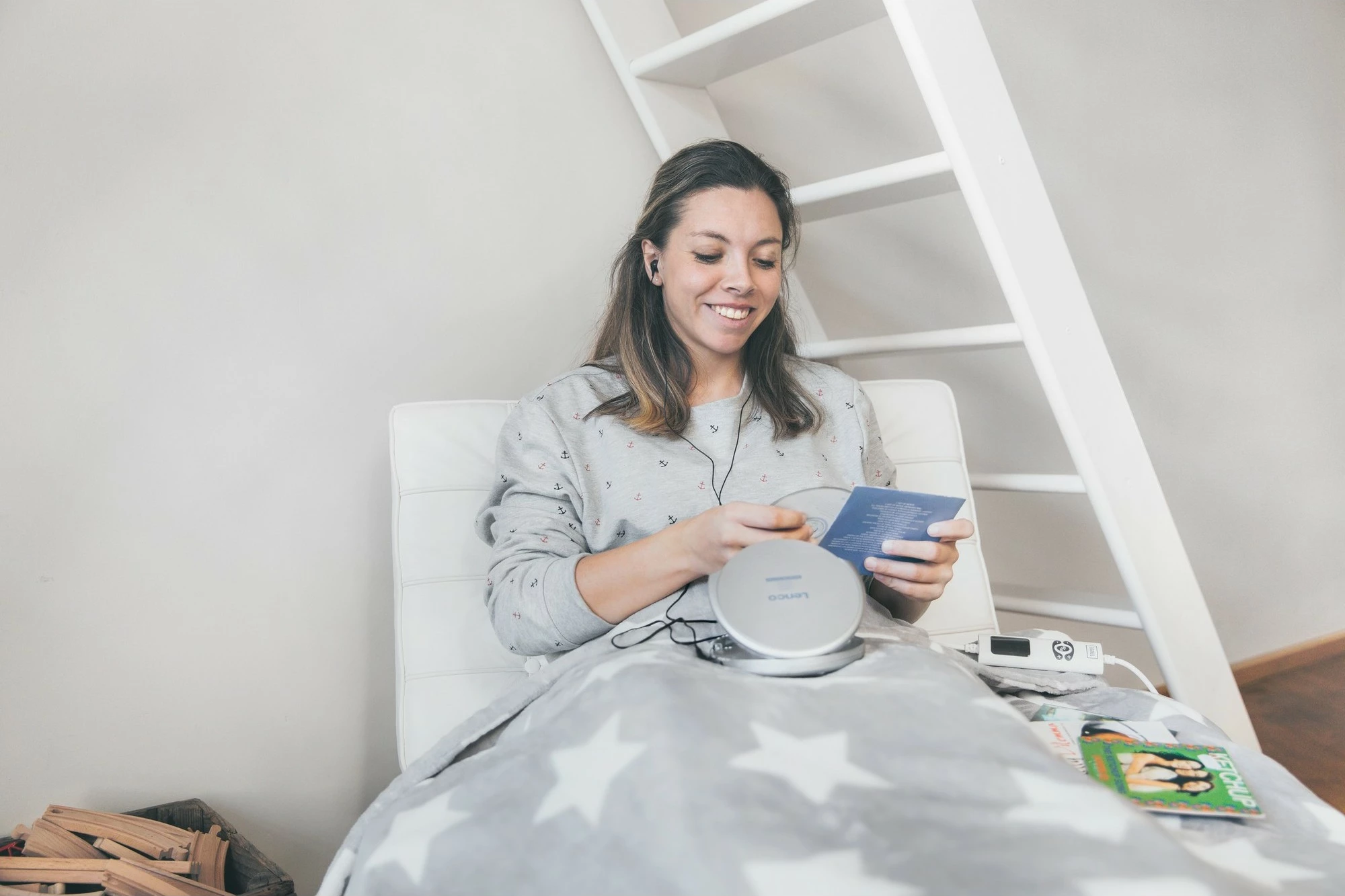 Prenosni CD-predvajalnik Lenco CD-201, MP3, LCD, slušalke, srebrn