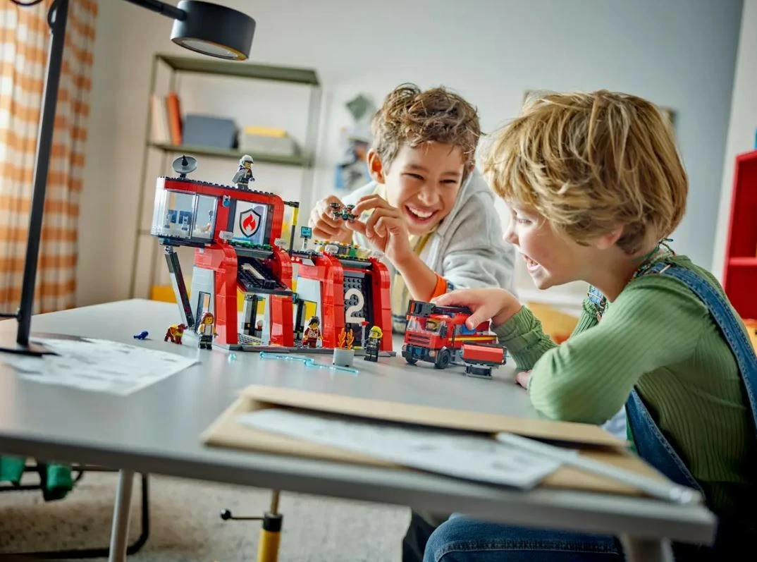 Požarna postaja z gasilskim tovornjakom LEGO City 60414, 843 delov, za otroke, plastika