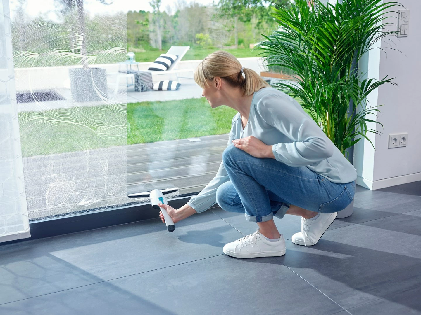 Električni čistilec oken LEIFHEIT 51035, 45 min, črn/moder/bel