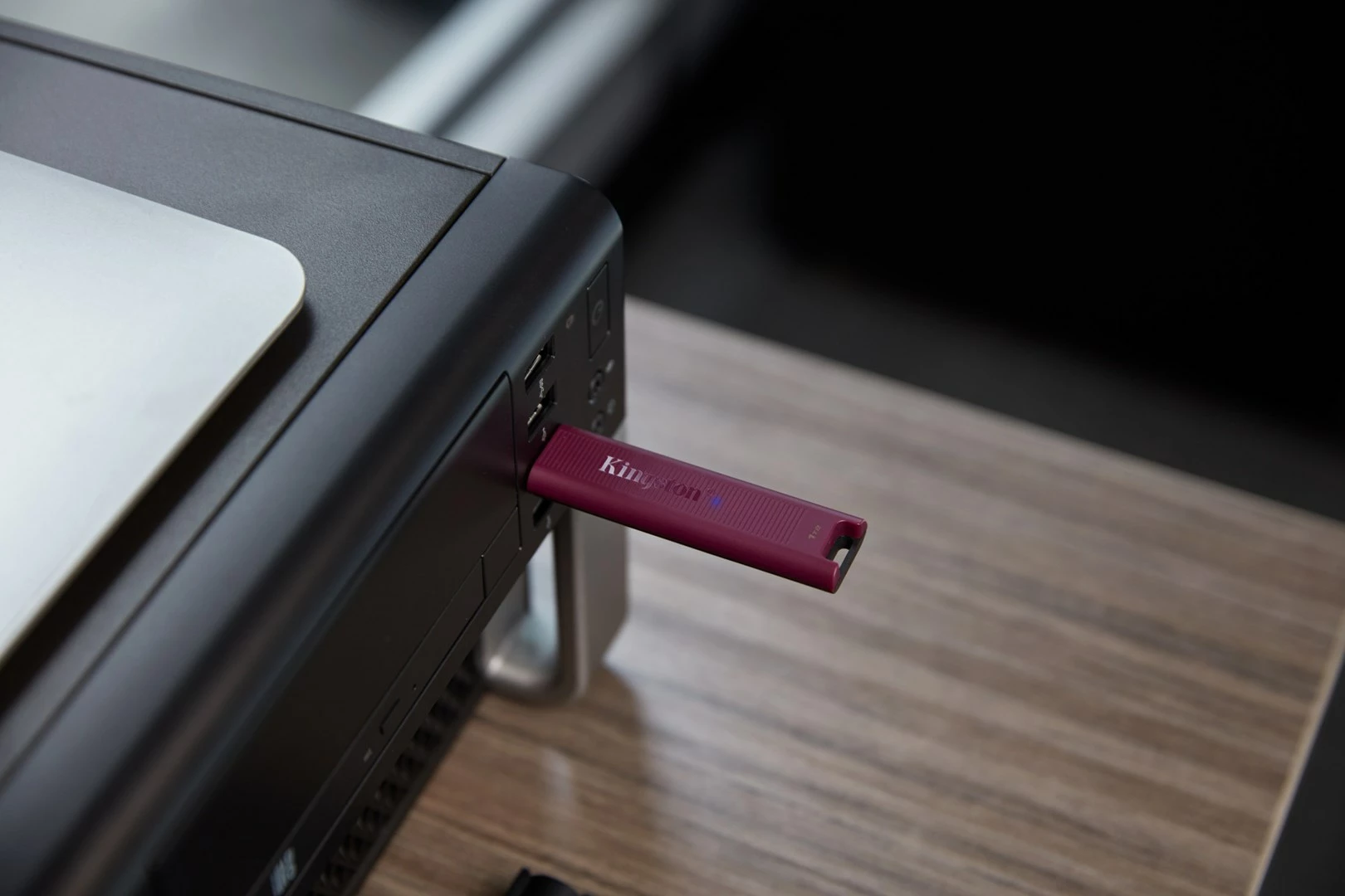 USB ključ Kingston DataTraveler Max 1TB, USB 3.2 Gen 2, rdeč