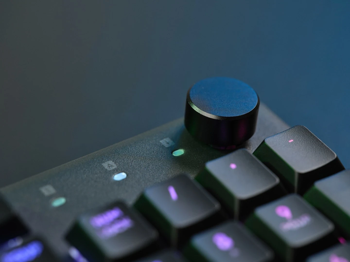 Mehanska igralna tipkovnica z RGB osvetlitvijo Trust GXT 866 TORIX, USB, QWERTY US International, črna