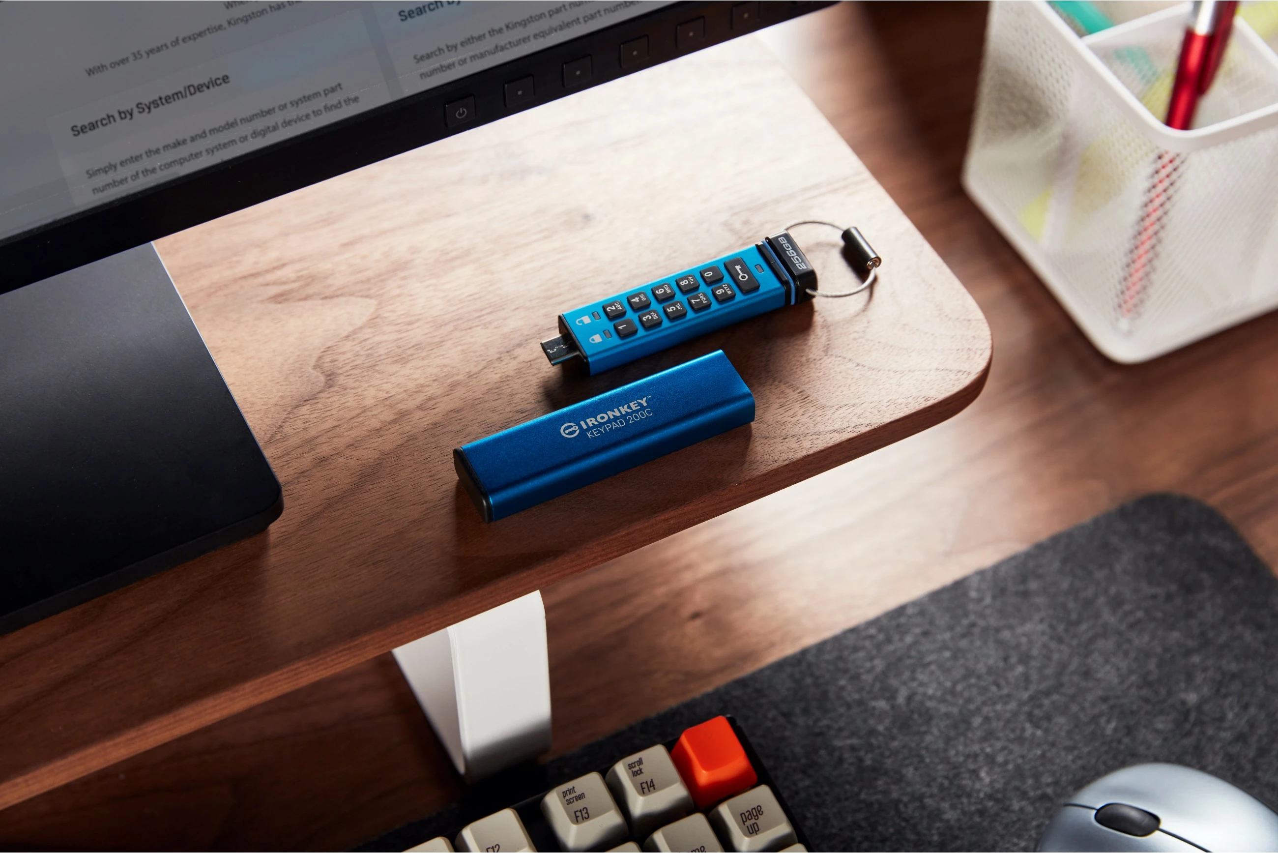 Visokozmogljiv USB ključek Kingston IronKey Keypad 200C 256GB, USB-C, moder