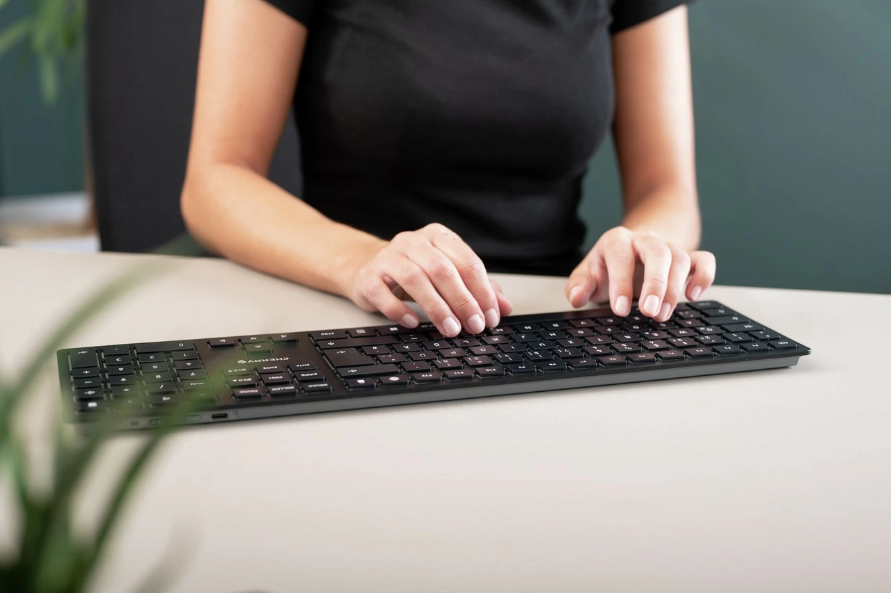 Tanka brezžična tipkovnica Cherry KW 9100 SLIM, RF Wireless + Bluetooth, QWERTY, črna