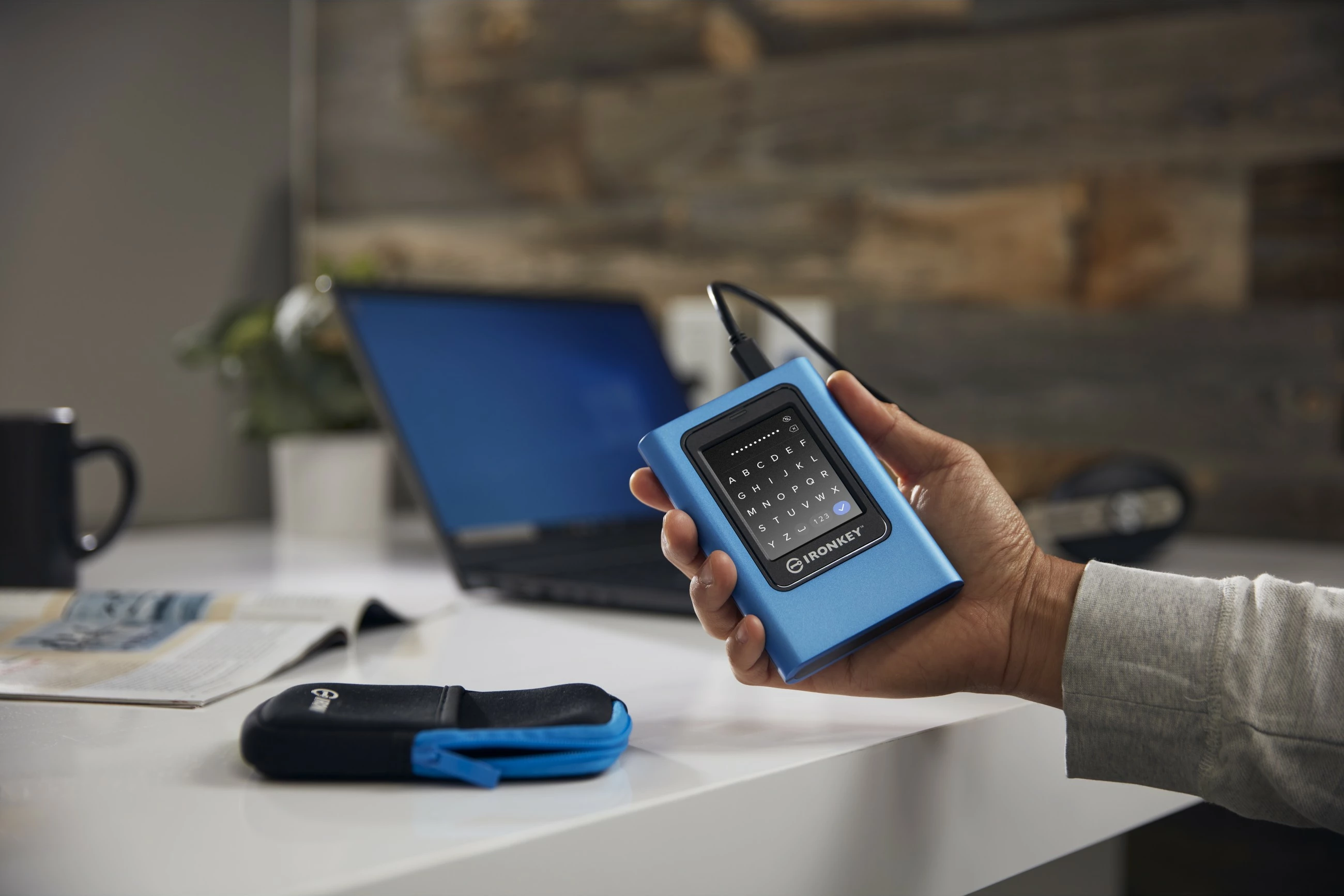 Zunanji SSD Kingston IronKey Vault Privacy 80, 3,84 TB, modra