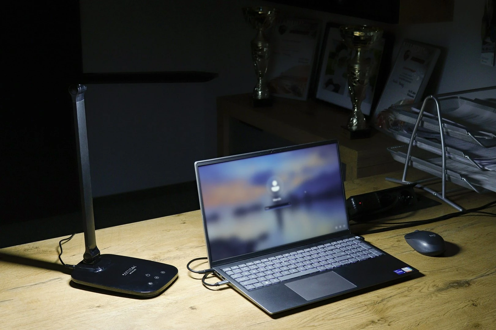 LED namizna svetilka Montis MT042-BK, 5,7 W, črna