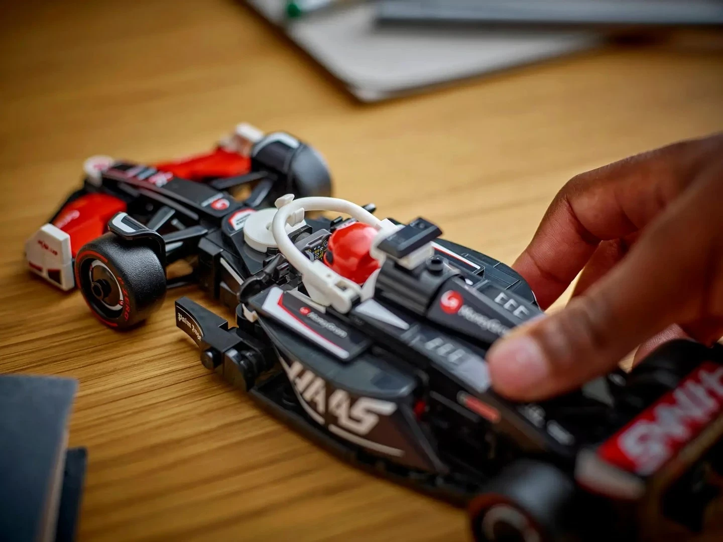 Set gradnje LEGO Speed Champions MoneyGram Haas F1 Team VF-24, 77250, 242 delov, z minifiguro