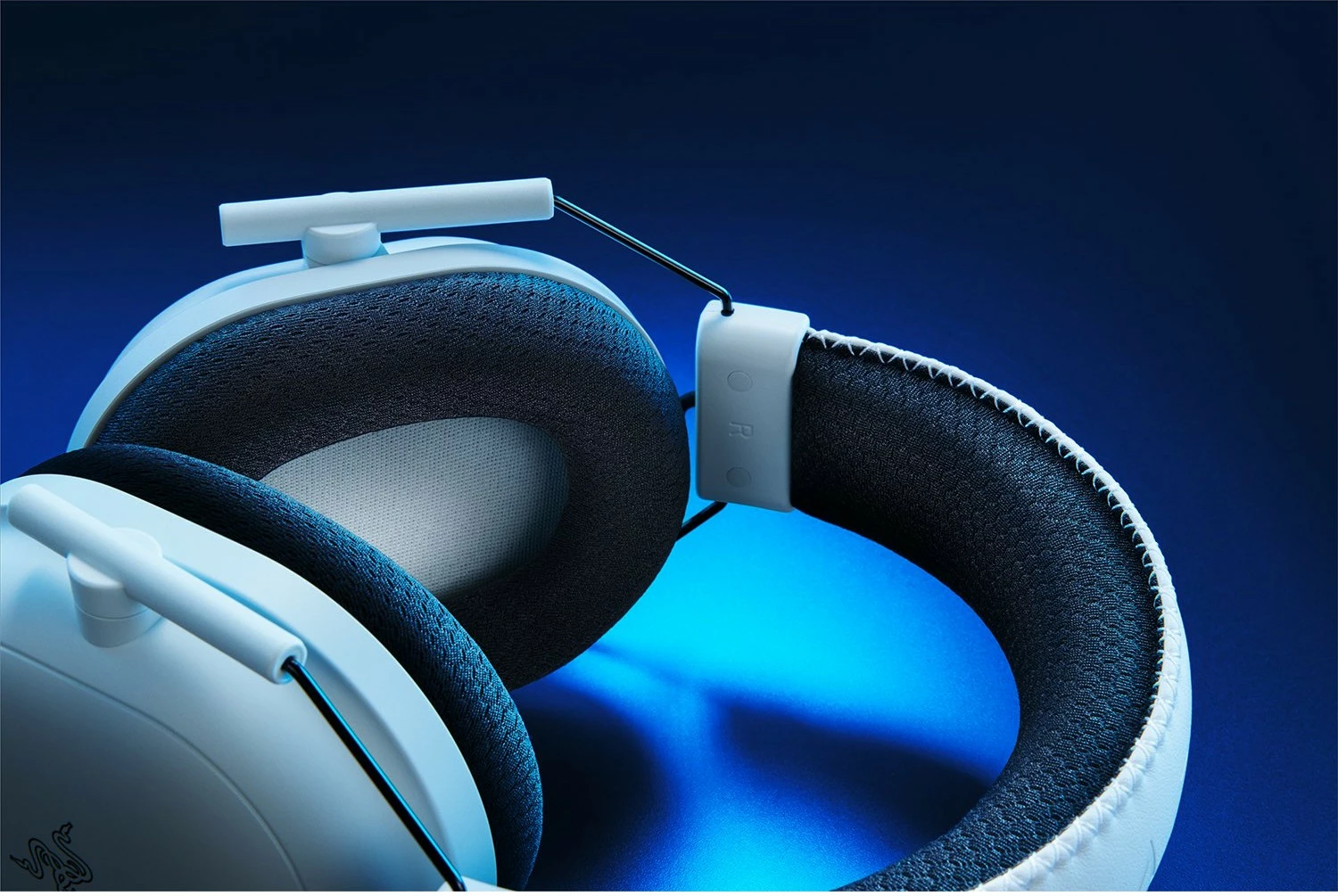 Gaming slušalke Razer BlackShark V2 Pro, brezžične, za PlayStation 5, bele