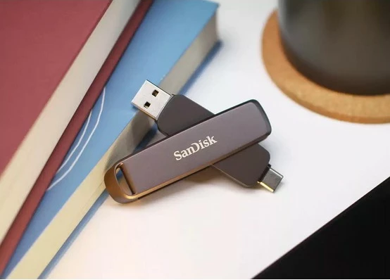 USB ključek Sandisk Extreme Pro 1TB, swivel, USB 3.2, črn