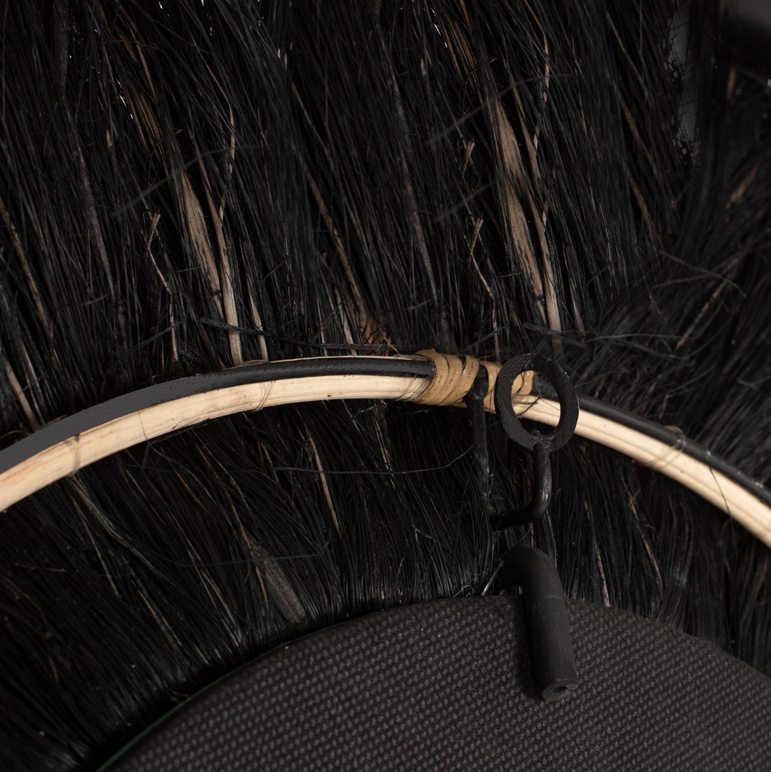 Okroglo ogledalo iz abaka vlaken v naravni in črni barvi 70x4x70Hcm.FH7737