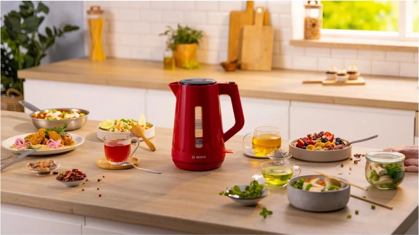 Električni čajnik 1,7 L Bosch TWK1M124, 2400 W, rdeč