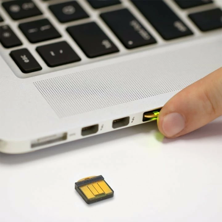Varnostni ključ Yubico YubiKey 5 Nano, USB-A, črn, zlati