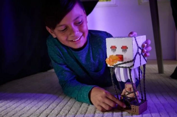 Set figuric Minecraft z Ghastom, ki izstreljuje projektil, in Piglin Warrior, Mattel JFB69