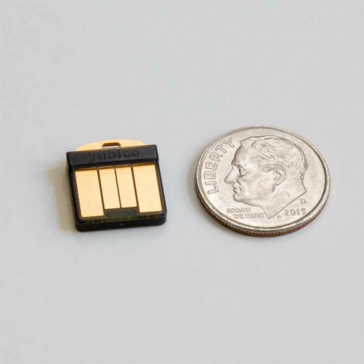 Varnostni ključ Yubico YubiKey 5 Nano, USB-A, črn, zlati