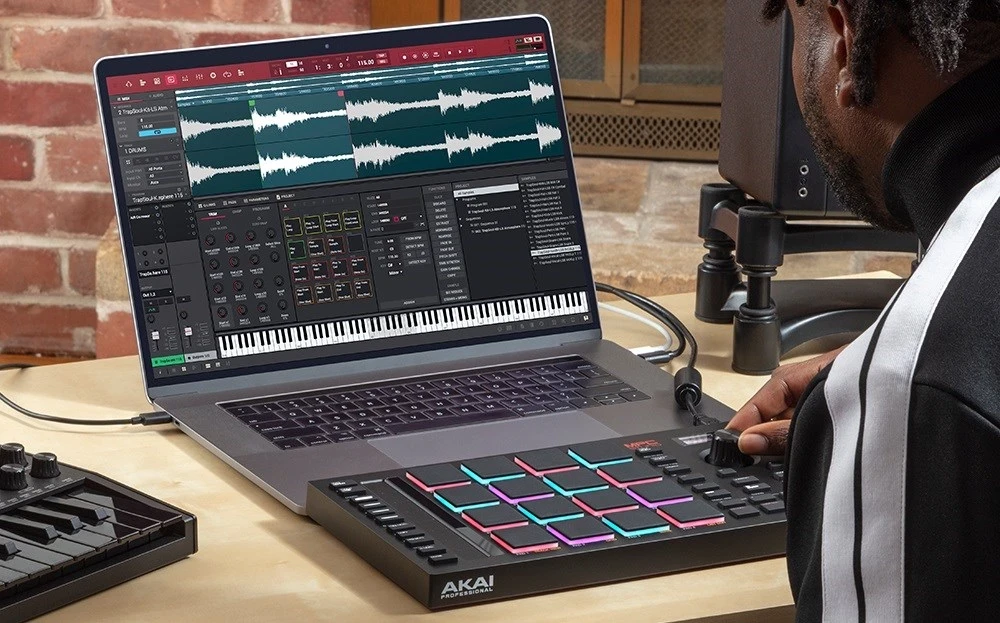 Glasbeni proizvodni kontroler AKAI MPC Studio II, MIDI USB, črn